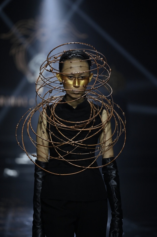 Koleksi Aku Untukmu Indonesia rancangan Rinaldy Yunardi di JFFF 2019. Foto: dok. JFFF