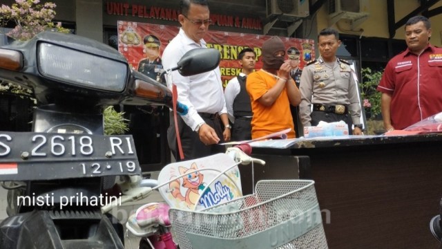 Terdakwa saat di-release Polres Mojokerto Kota beberapa waktu lalu. Foto: Misti Prihatini/beritajatim.com