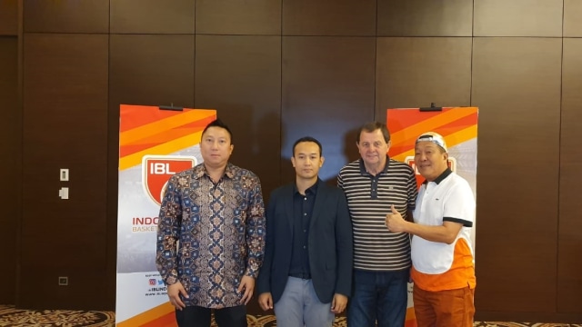 Pemilk Stapac Jakarta (kanan), Irawan Haryono, bersama pelatih Timnas Putra, Rajko Toroman, dan Direktur IBL, Junas Miradiarsyah. Foto: Aditia Rizki Nugraha/kumparan