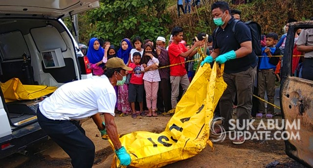 Mayat korban saat dievakuasi petugas di TKP Cidahu, Kabupaten Sukabumi. | Sumber Foto:Rawin Soedaryanto