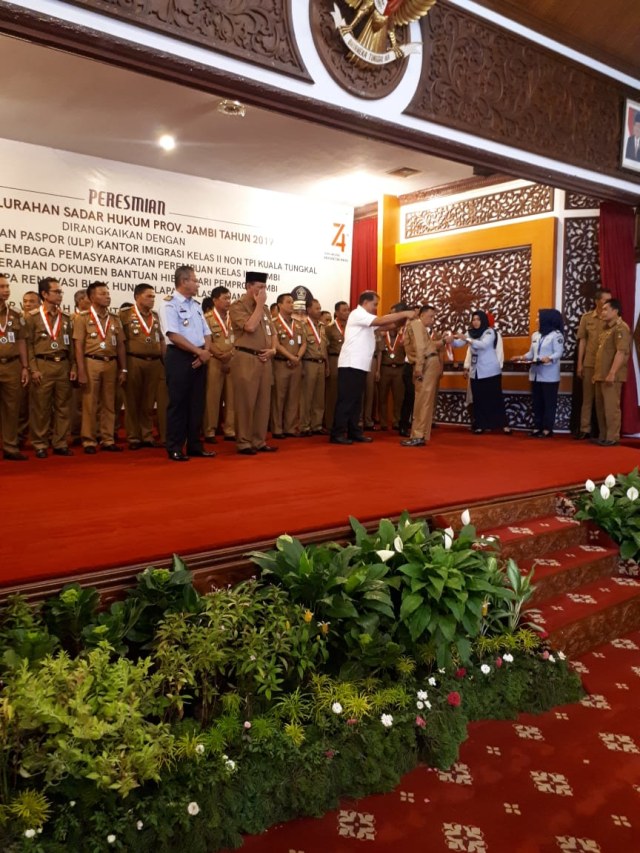 Kepala BPHN Kemenkumham Prof. Benny Riyanto meresmikan 20 Desa/Keluarahan Sadar Hukum di Provinsi Jambi. (Foto: Kemenkumham)