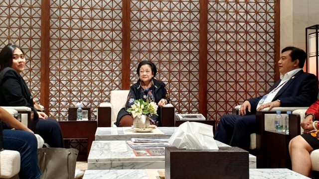 Megawati Soekarnoputri berbincang dengan wartawan sebelum menjadi pembicara dalam DMZ International Forum on the Peace Economy di Seoul, Korea Selatan. Foto: Dok. Tim Media PDIP