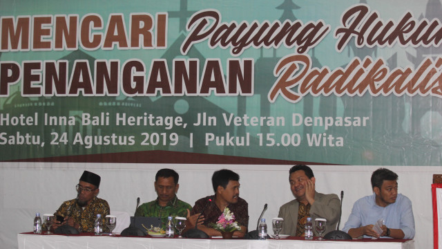 Pembicara Seminar (kiri-kanan) : Mustafid Amna (MUI Bali), Gede Pasek Suardika (Anggota DPD RI), Rofiqi Hasan (moderator), Marbawi A Katon (pengamat Sosial Keagamaan) dan Jimmy Usfunan (akademisi Universitas Udayana) - kanalbali/IST