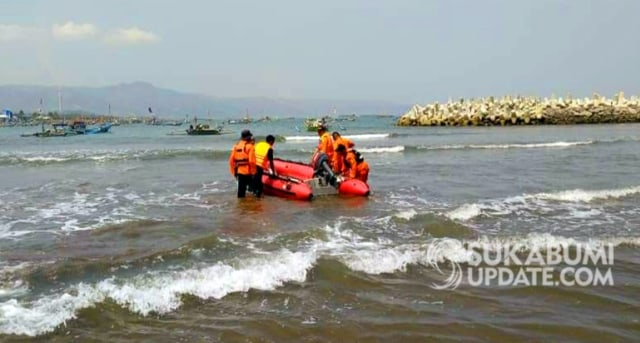 Tim SAR Gabungan menerjunkan perahu karet, Senin (26/8/2019) untuk melakukan pencarian terhadap Asep Setiawan (48 tahun) seorang nelayan yang tenggelam di perairan Pantai Ketapang Condong, Citepus, Palabuhanratu, Kabupaten Sukabumi. | Sumber Foto:Nandi