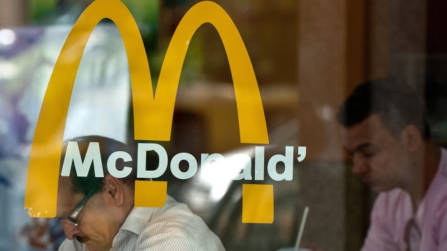 Ilustrasi McDonald's di India. Foto: AFP/MANAN VATSYAYANA