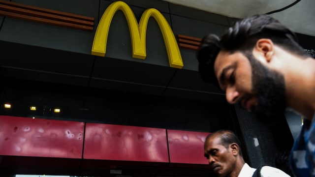 Ilustrasi McDonald's di India. Foto: AFP/CHANDAN KHANNA
