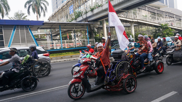 Sejumlah peserta pawai menggunakan motor modifikasi dalam acara 'Menuju Disabilitas Merdeka'. Foto: Fanny Kusumawardhani/kumparan