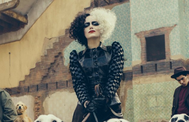 Detail penampilan Emma Stone sebagai Cruella de Vil di film Cruella. Foto: dok. Disney/ Twitter
