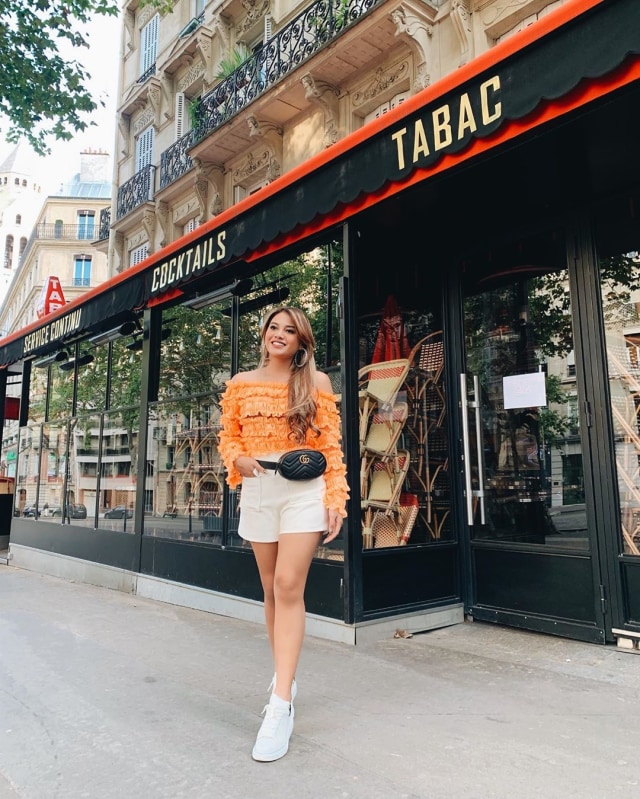 Bergaya casual, Aurel juga tak lupa mengabadikan momen di depan toko-toko yang ada di Paris. Foto: Instagram @aurelie.hermansyah