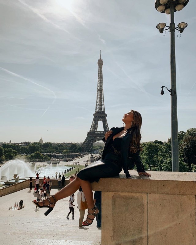 Dengan pakaian serba hitam dan tampak elegan, Aurel berpose di depan Menara Eiffel. Foto: Instagram @aurelie.hermansyah
