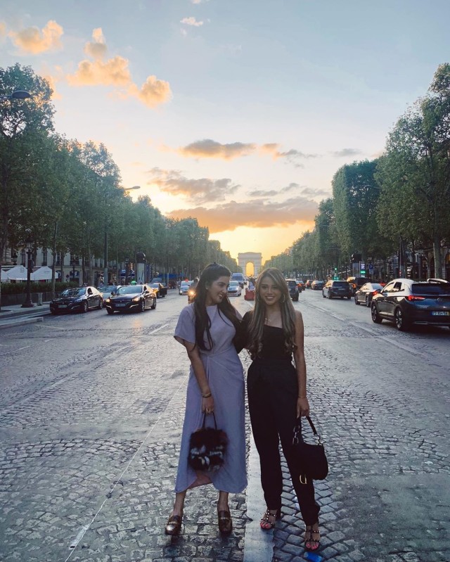 Aurel Hermansyah dan Ashany tampak menikmati liburan di Paris dengan berpose di depan bangunan ikonik, Arc de Triomphe. Foto: Instagram @aurelie.hermansyah