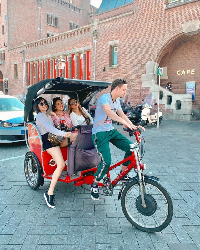 Aurel bersama Ashanty tak lupa mencoba naik becak sepeda yang ada di Paris. Foto: Instagram @aurelie.hermansyah