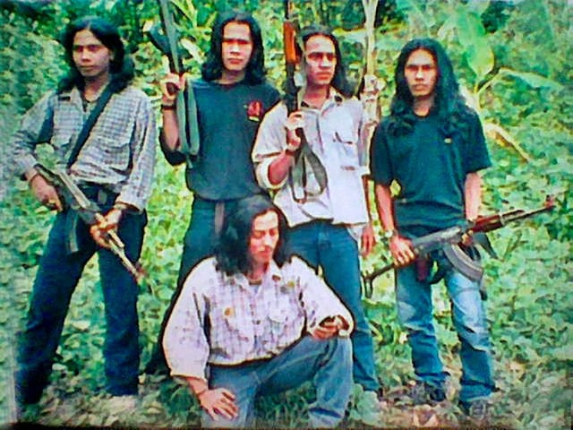 Abdul Hadi (kanan) berpose dengan beberapa anggota GAM berambut gondrong saat konflik Aceh. Dok. Pribadi 