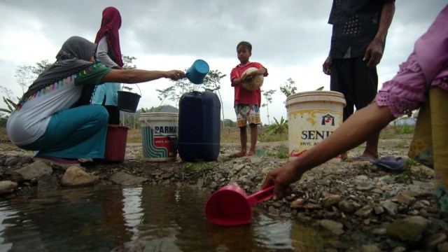 Sejumlah warga mengambil air di kelik (endapan air dari tanah) Sungai Cacaban, Desa Dermasuci, Kabupaten Tegal, Jawa Tengah, Senin (26/8). Foto: ANTARA FOTO/Oky Lukmansyah