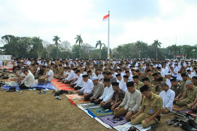 Berharap Hujan Turun Ribuan Warga Sumsel Gelar Salat Istisqa Serentak Kumparan Com