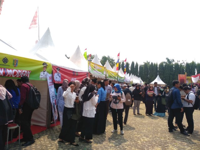 Suasana job fair, para pencari kerja ramai memilih perusahaan yang diminati, Selasa (25/8) di Lapangan Korpri Kantor Gubernur Lampung | Foto : Rafika Restiningtias/ Lampung Geh
