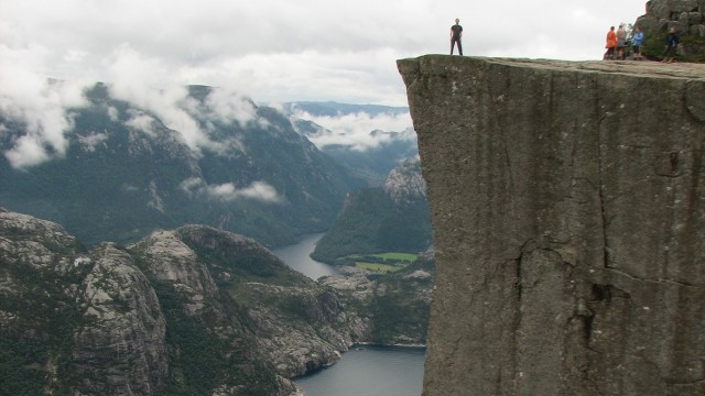 Foto: Preikestolen atau batu mimbar mencapai ketinggian vertikal 1.900 meter