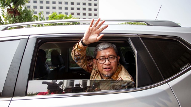 Mantan Gubernur Jawa Barat Ahmad Heryawan melambaikan tangan dari dalam mobil seusai menjalani pemeriksaan di Gedung KPK, Jakarta. Foto: ANTARA FOTO/Dhemas Reviyanto