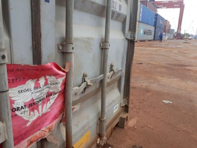 Salah satu kontainer yang diduga berisi limbah yang disegel Bea Cukai Batam (Foto: Yogi/Batamnews)
