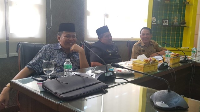 KETUA Umum DPH Lembaga Adat Melayu Riau (LAMR), Datuk Seri Syahril Abubakar (kiri) saat jumpa dengan Bupati Siak, Alfedri (tengah) membahas percepatan Hutan Adat di Siak dan Riau. 