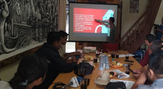 Koordinator Bidang Advokasi MaTA, Hafidh memaparkan kajian dalam konferensi pers di kantornya. Foto: acehkini