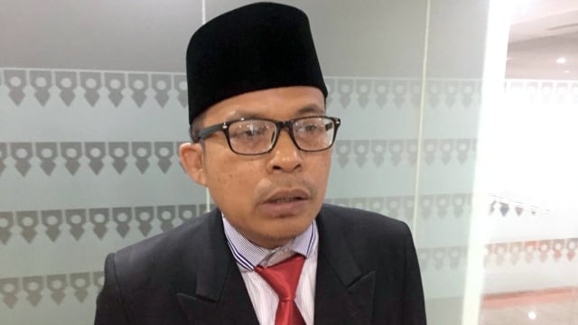 Anggota Dewan DPRD PSI August Hamonangan Gunakan Pin Kuningan Sebagai Tanda Pengenal. Foto: Paulina Herasmaranindar/kumparan