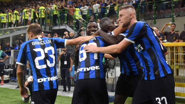 Pemain-pemain Inter merayakan gol Antonio Candreva. Foto: REUTERS/Daniele Mascolo