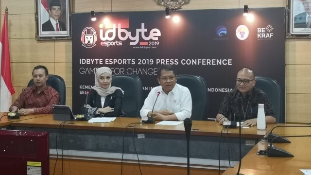Ketua IDByte Esports 2019, Shinta Dhanuwardoyo, (kedua dari kiri) bersama Menkominfo Rudiantara (kedua dari kanan). Foto: Astrid Rahadiani Putri/kumparan