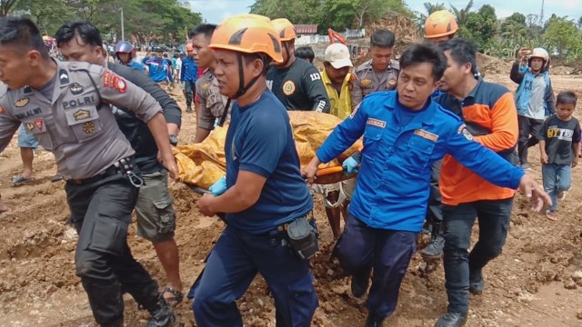 Jenazah korban Sugianto berhasil dievakuasi dari lubang tiang pancang cakar ayam pembangunan GOR Mamuju. Foto: Awal Dion