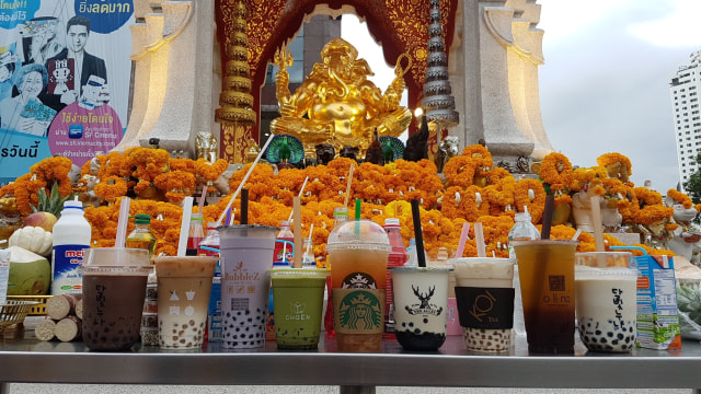 Minuman Boba Jadi Persembahan di Kuil Thailand Foto: Twiitter/payunbud