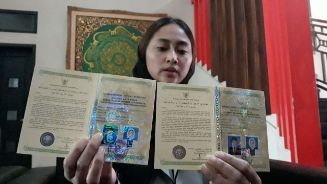 Siti Elina Rahayu, istri dari mantan Bupati Garut yang kini menjadi anggota DPD RI, Aceng HM Fikri, menunjukkan surat nikah. Foto: Dok. Istimewa