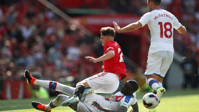 Pemain sayap Manchester United, Daniel James, ditekel di laga melawan Crystal Palace. Foto: Reuters/Paul Childs
