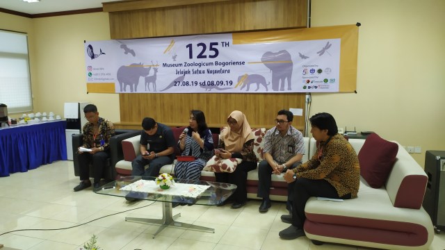 Prof. Dr. Enny Sudarmonowati (ketiga dari kiri), Deputi Bidang Ilmu Pengetahuan Hayati LIPI, sedang berbicara di MZB.