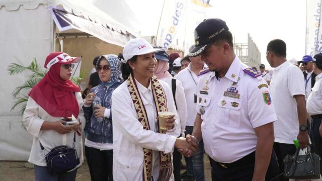 Menteri BUMN Rini Soemarno pastikan ruas Tol Pematang Panggang –Kayu Agung, Palembang, siap beroperasi. Foto: Dok. Kementerian BUMN