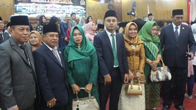 Satu keluarga terdiri dari ayah, ibu, dan anak asal Tanjung Jabung Barat terpilih menjadi anggota DPRD kabupaten dan DPRD provinsi. Foto: Bara