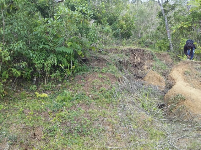 Lokasi yang akan dibangun pelataran parkir di DTW Bukit Rohani Lena yang belum dikerjakan oleh kontraktor pelaksana. 