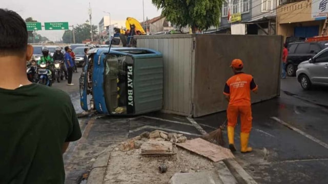 Kecelakaan truk di Jl. Basuki Rahmat, Jakarta, Rabu (28/8). Foto: Instagram/@jktinfo