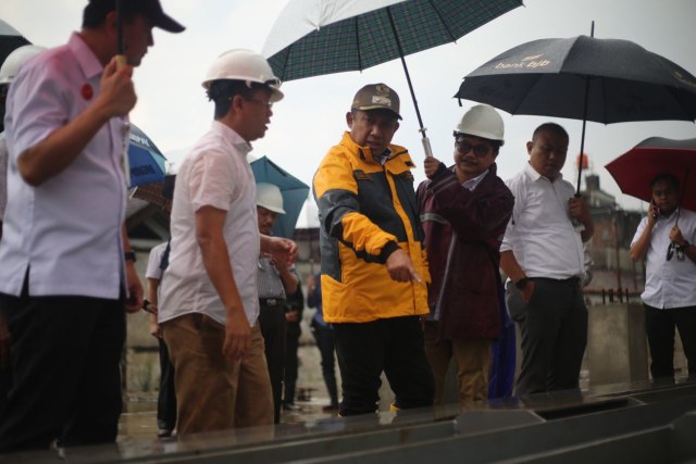 Pelaksana Harian Wali Kota Bandung, Yana Mulyana saat meninjau Pasar Cihaurgeulis, Foto : Humasbdg