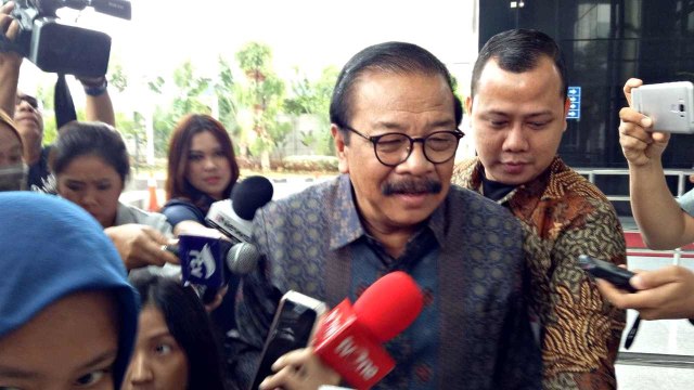 Mantan Gubernur Jawa Timur, Soekarwo penuhi panggilan penyidik KPK. Foto: Aprilandika Pratama/kumparan