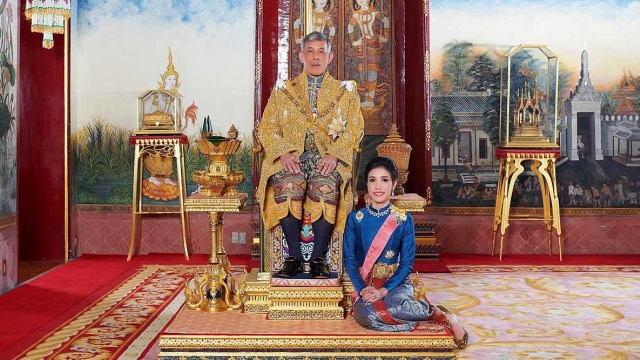 Raja Thailand Maha Vajiralongkorn (kiri) bersama Sineenat Wongvajirapakdi. Foto: REUTERS