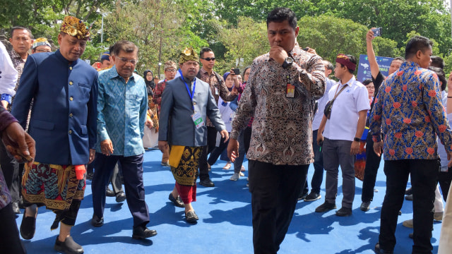 Wakil Presiden Jusuf Kalla (JK) hadir dalam acara puncak Peringatan Hari Kebangkitan Teknologi Nasional (Hakteknas) ke-24 di Bali. Acara digelar di Lapangan Renon, Rabu (27/8) Foto: Denita BR Matondang/kumparan