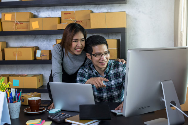 Ilustrasi istri menemani suami yang bekerja. Foto: Shutterstock