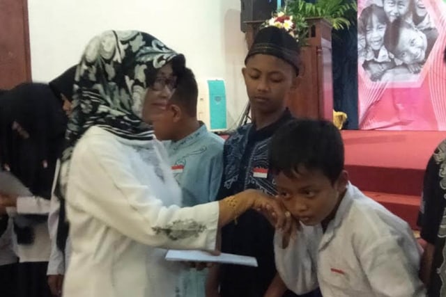 Ibunda Presiden Jokowi Beri Tali Asih Kepada 300 Anak Yatim di Solo