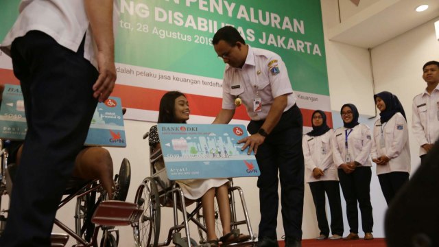 Foto: Anies Bagikan Kartu Penyandang Disabilitas Untuk Warga DKI ...