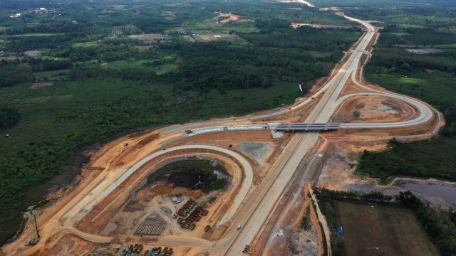 Foto aerial proyek pembangunan jalan Tol Balikpapan-Samarinda yang melintasi wilayah Samboja, yang merupakan lokasi IKN Nusantara di Kalimantan Timur, Rabu (28/8). Foto: ANTARA FOTO/Akbar Nugroho Gumay