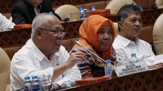 Menteri PUPR Basuki Hadimuljono (kiri) dalam raker dengan Komisi V DPR RI saat membahas RKA K/L Kementerian Pekerjaan Umum dan Perumahan Rakyat dalam Nota Keuangan TA 2020 di Ruang Komisi V, DPR RI, Jakarta, Rabu (28/8). Foto: Jamal Ramadhan/kumparan