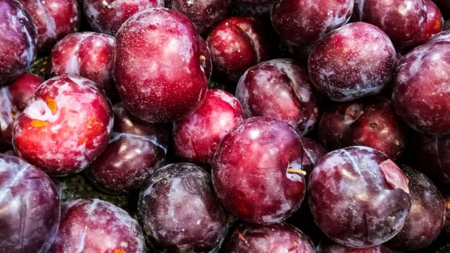 buah plum kini banyak dijual di supermarket lokal bahkan minimarket Foto: Shutterstock