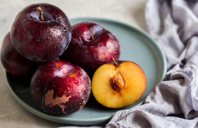 Pilih buah plum yang saat digenggam tidak terlalu keras dan tidak terlalu lembek Foto: Shutterstock 
