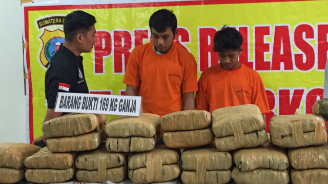 Satuan Reskrim Narkoba Polrestabes Medan menggagalkan penyeludupan 169 Kg Ganja dari Aceh di Desa Percut Sei Tuan Kabupaten Deli Serdang, Sumut. Dua kurir berinisial SN (28) dan MR (22) berhasil diamankan polisi. Foto: Rahmat Utomo/kumparan