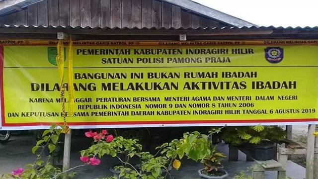 SPANDUK berisikan penyegelan GPDI Efata di Desa Petalongan, Keritang, Kabupaten Indragiri Hulir, Riau, oleh Satpol PP, Minggu, (25/8).